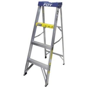 68810928 Escalera de tijera tipo III de aluminio y tapa plastica con 3 peldaños Foy